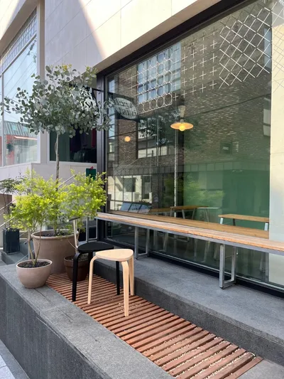 우드와 그린컬러의 조합으로 꾸민 한남동 카페