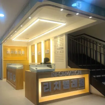 🌿 우드&화이트 감성의 휴대폰 매장 인테리어