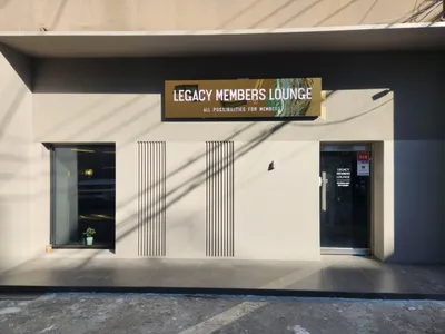 "월넛테이블이 다한 청담 프라이빗 라운지 바"