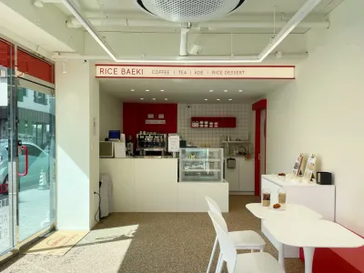 화이트&레드 포인트 RICE DESSERT CAFE 인테리어