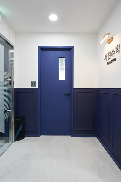 네이비와 화이트 컬러로 모던하게 디자인한 학원 인테리어