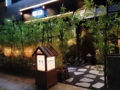 석재와 목재가 어우러진 한국식 선술집 인테리어