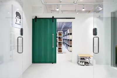 창고 느낌을 살려 모던하면서 포인트가 있는 사무실