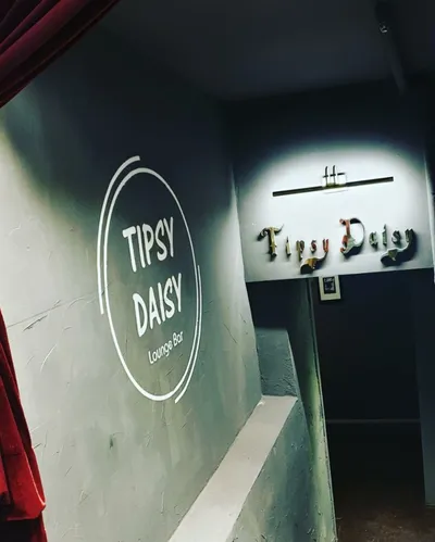 그래픽과 디스플레이로 화려하게 꾸민 바, 주점 인테리어