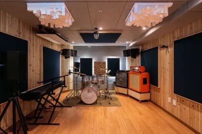 트렌디함과 전문적인 방음시공 인테리어의 홍대 그라운드합주실