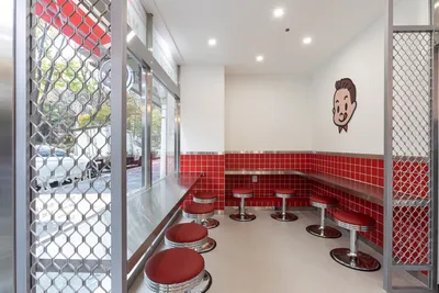 레드컬러가 돋보이는 돈카츠 전문점